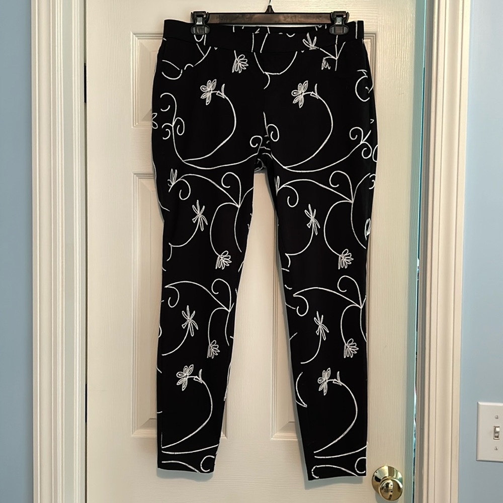 HUE brand floral embroidery denim leggings in black and white size XL -NWT